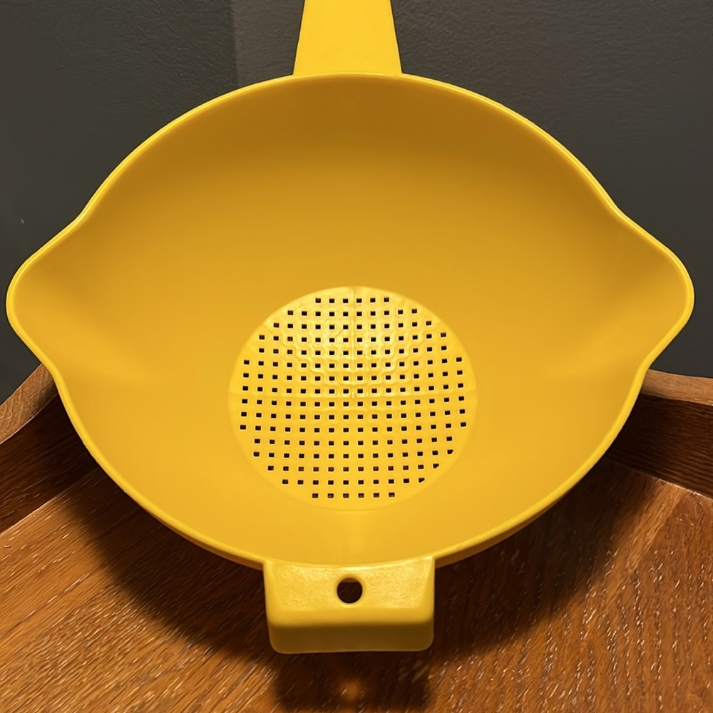 Large Tupperware Strainer or Collander or Sieve Yellow 2 Qt. 1523-7 - Picture 2 of 11